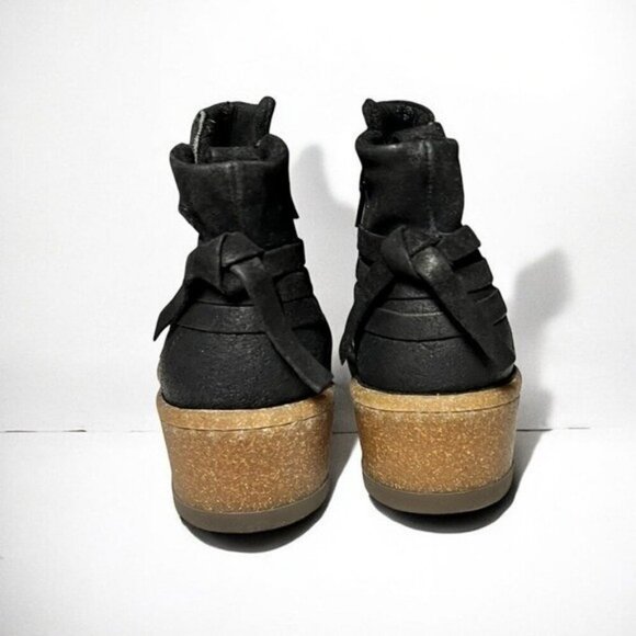 🌻NEW NWOT Born "Varas" Black Distressed Suede Ankle Boots Size 6 - Picture 3 of 10